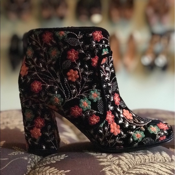 🆕 Fergie Tesla embroidered floral ankle bootie